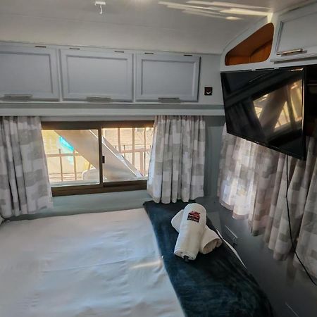 Maggie May House Boat - Colchester - 5Km From Elephant Park מראה חיצוני תמונה